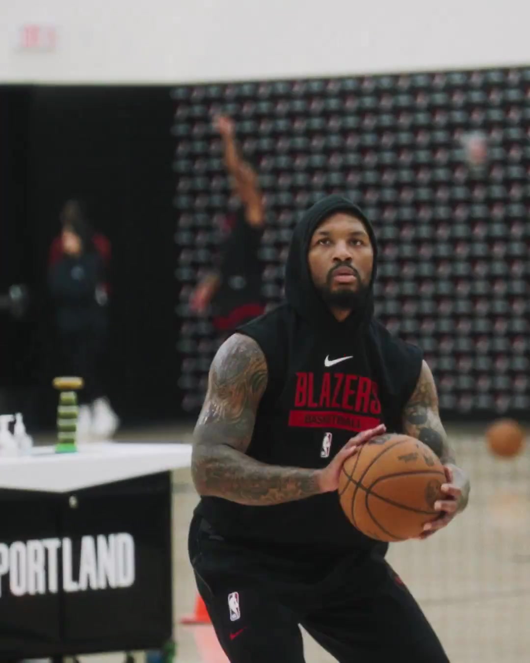 受了伤还是这么准利拉德三分训练弹无虚发