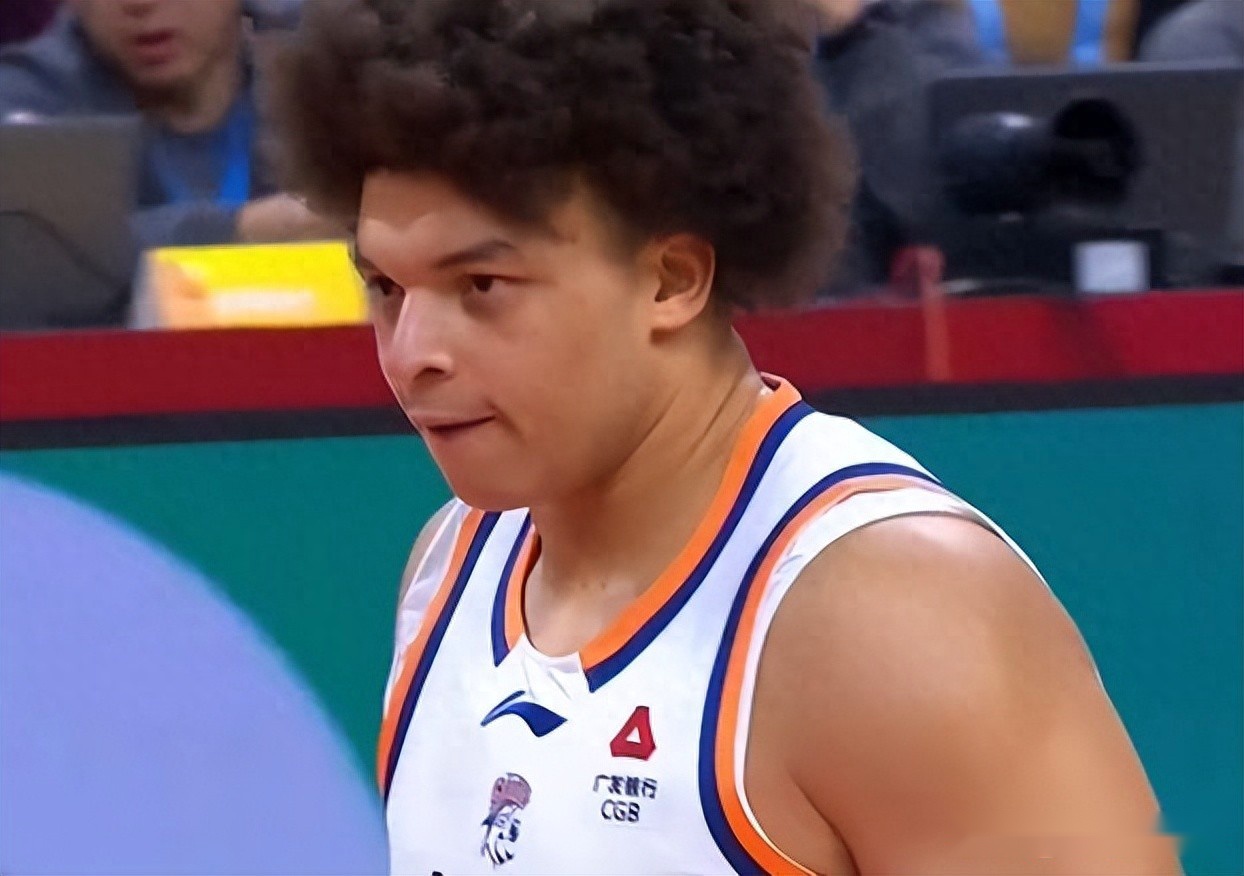 开局就打爆广东队，2节领先24分，NBA篮板王抢14板，胡明轩又挨骂