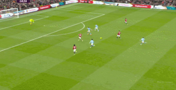 红魔领先！曼联打出快速反击 姆伯莫破门B费送助攻